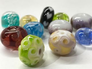 トンボ玉(制作事例の一部)ねじり入れたもの、泡を入れたもの、ドット打ちなど様々