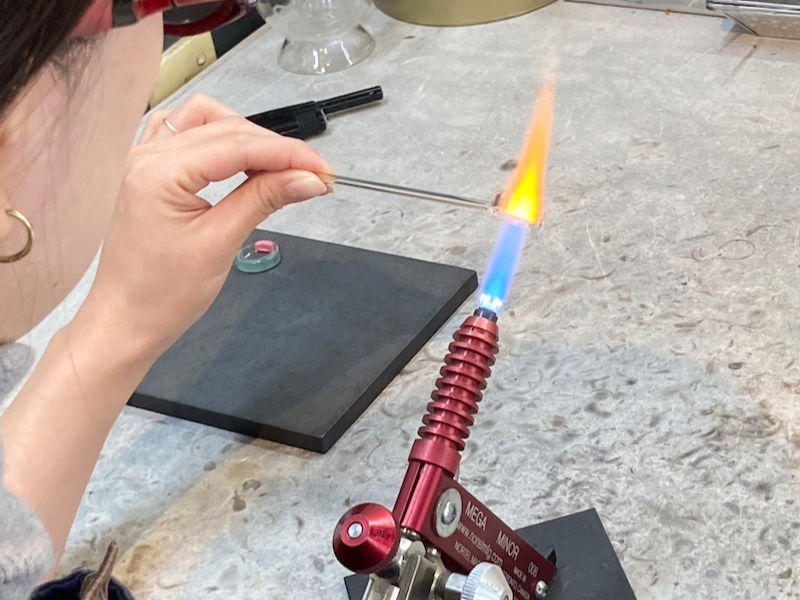 �_�f�o�[�i�[�ŃK���X��n�����l�q