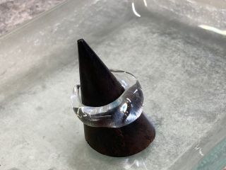 人気のリング 透明感があるガラスを使用してお好みの色のガラスを載せて仕上げます。サイズも計ってぴったりに作ります。