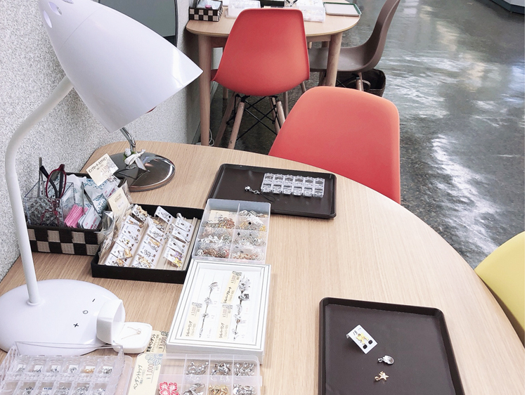 金具をお選びいただく時はグループ様別にテーブルをご用意いたしますので、ゆっくり選ぶことができ、他のお客様との接触も最小限です。