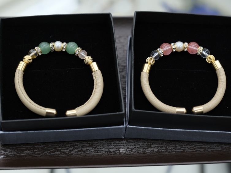 お好きなデザインでブレスレットを作ることができます!石やパーツを変えて色違いにしても素敵ですね♪