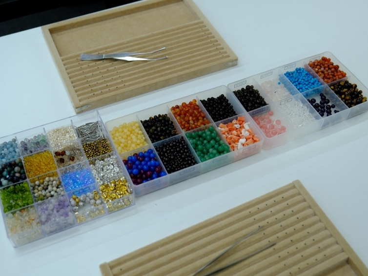 多彩な天然石やパーツをご用意しています。お好きなデザインでブレスレット作りができます。※素材は変更となる場合がありますのでご了承ください。