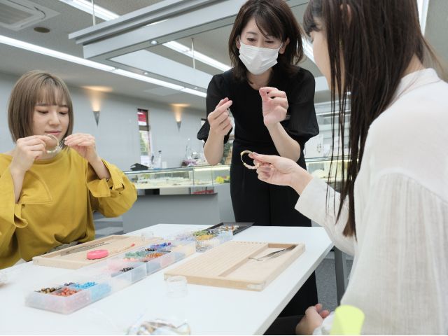 どんなデザインにしようかいろいろ迷いながら思い出に残るブレスレットを作ってください♪スタッフが丁寧に説明させていただきます。