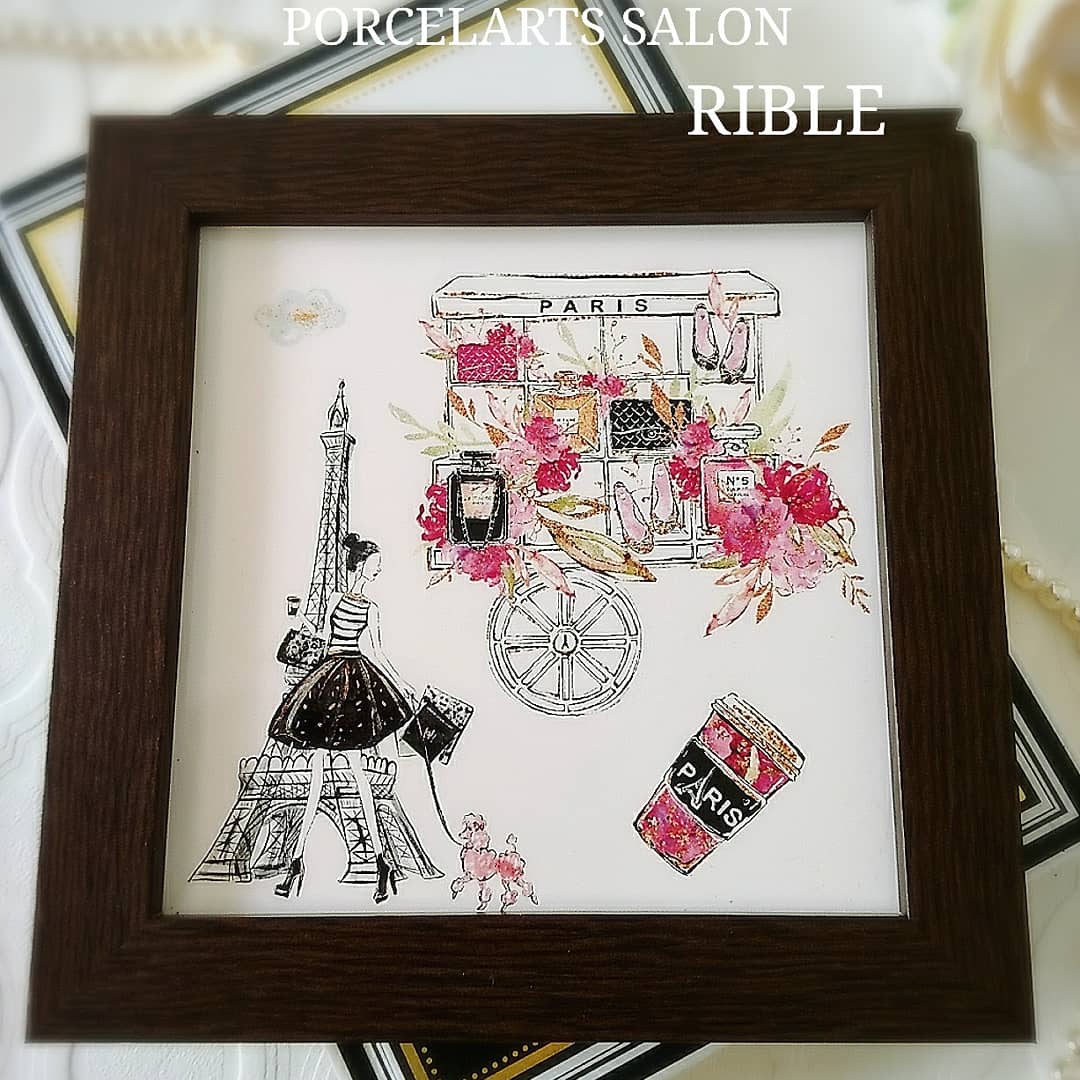 教室にありますタイルアート用転写紙を使って自由にコーディネート。枠の額や鍋敷き枠ご希望の方は別途購入して頂けます。