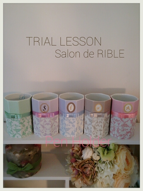 5色のアラベスク柄からお好きなものを。好きな所にイニシャルも入れられます。