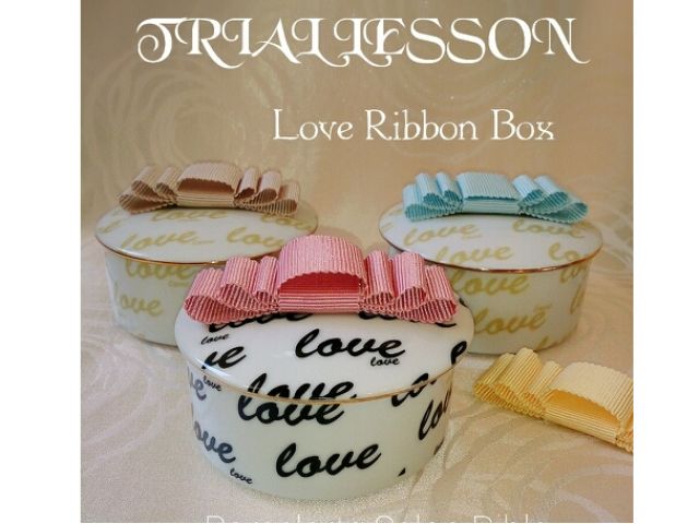 小物入れ。ラブ文字柄ベージュと黒選べます。リボンは沢山の中から選べます。