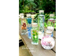 沢山の瓶お花の中から自由にアレンジ出来ます!