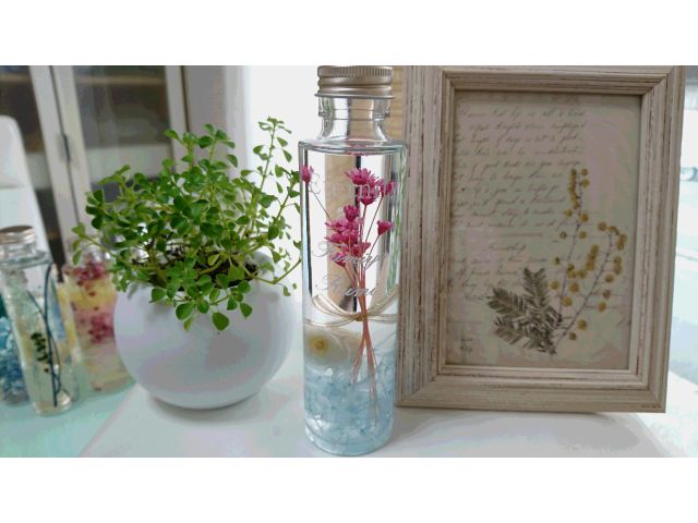 お花をリボンで結んで花束にして入れる事も出来ます。