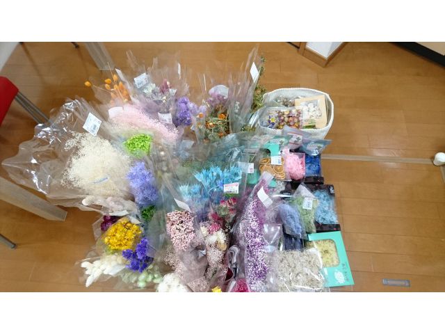 沢山の花材から自由に作成出来ます。