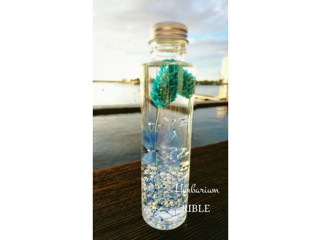 ブルーのみで大人っぽく