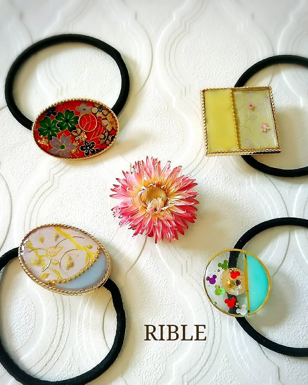 沢山のシートから選んだり色付けイニシャルやチャームも