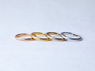 右からシルバー、イエローゴールド、ピンクゴールドの素材をご用意しております。(右から2つ目のジャンパーゴールドは販売中止となりました)