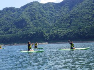 雄大な景色を湖の真ん中から見てみよう
