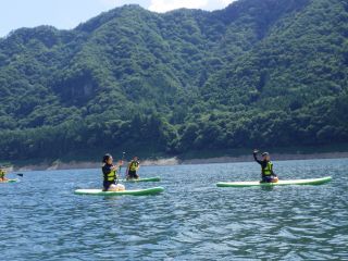 雄大な景色を湖の真ん中から見てみよう