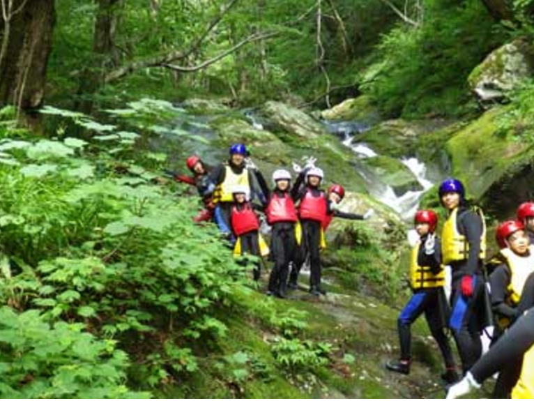 pm}AhF`[Y̒ԃj[@̎R𑶕ɖiĂ