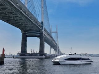 横浜ベイブリッジも真下から仰ぎ見るようにご覧いただけます。