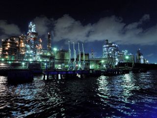 ジャングルのようにそびえ立つ、京浜運河工場群の夜景をクルーザーで鑑賞する夜間限定クルーズプランです。
