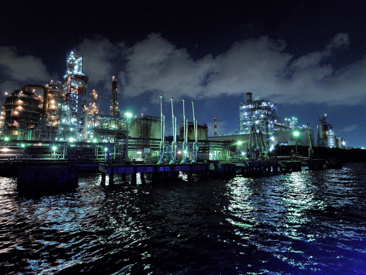 �W�����O���̂悤�ɂ��т����A���l�^�͍H��Q�̖�i���N���[�U�[�Ŋӏ܂����Ԍ���N���[�Y�v�����ł��B