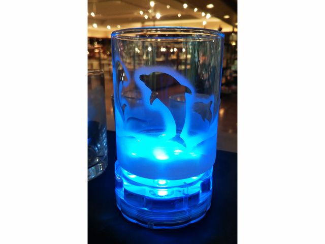 イルカの模様をサンドブラストしたクリアタンブラーに下からLEDライトを照らすと幻想的になります