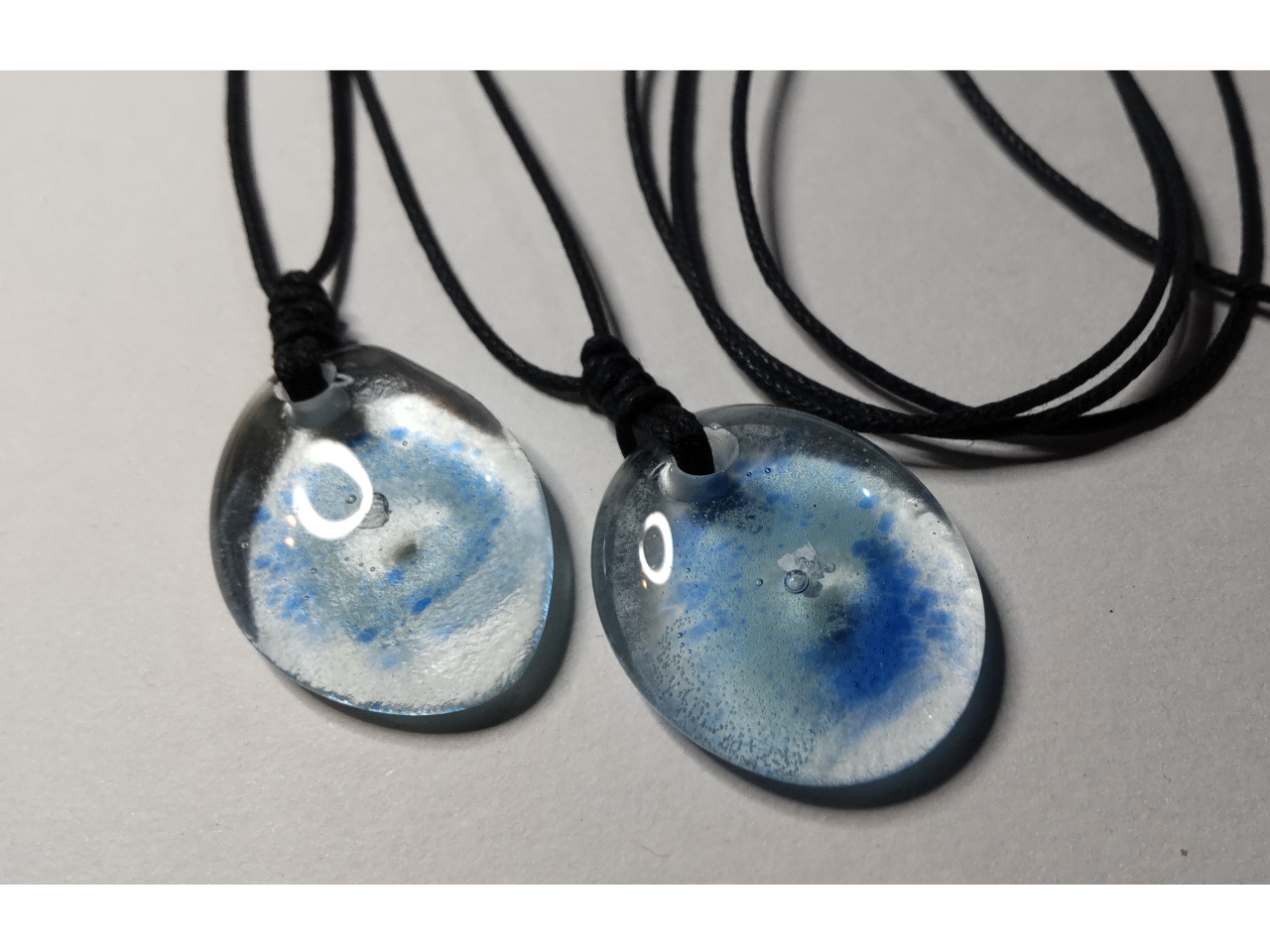 ガラストップに穴をあけてコットンひもをつけて完成(通常は吊り金具を瞬間接着剤で固定する)