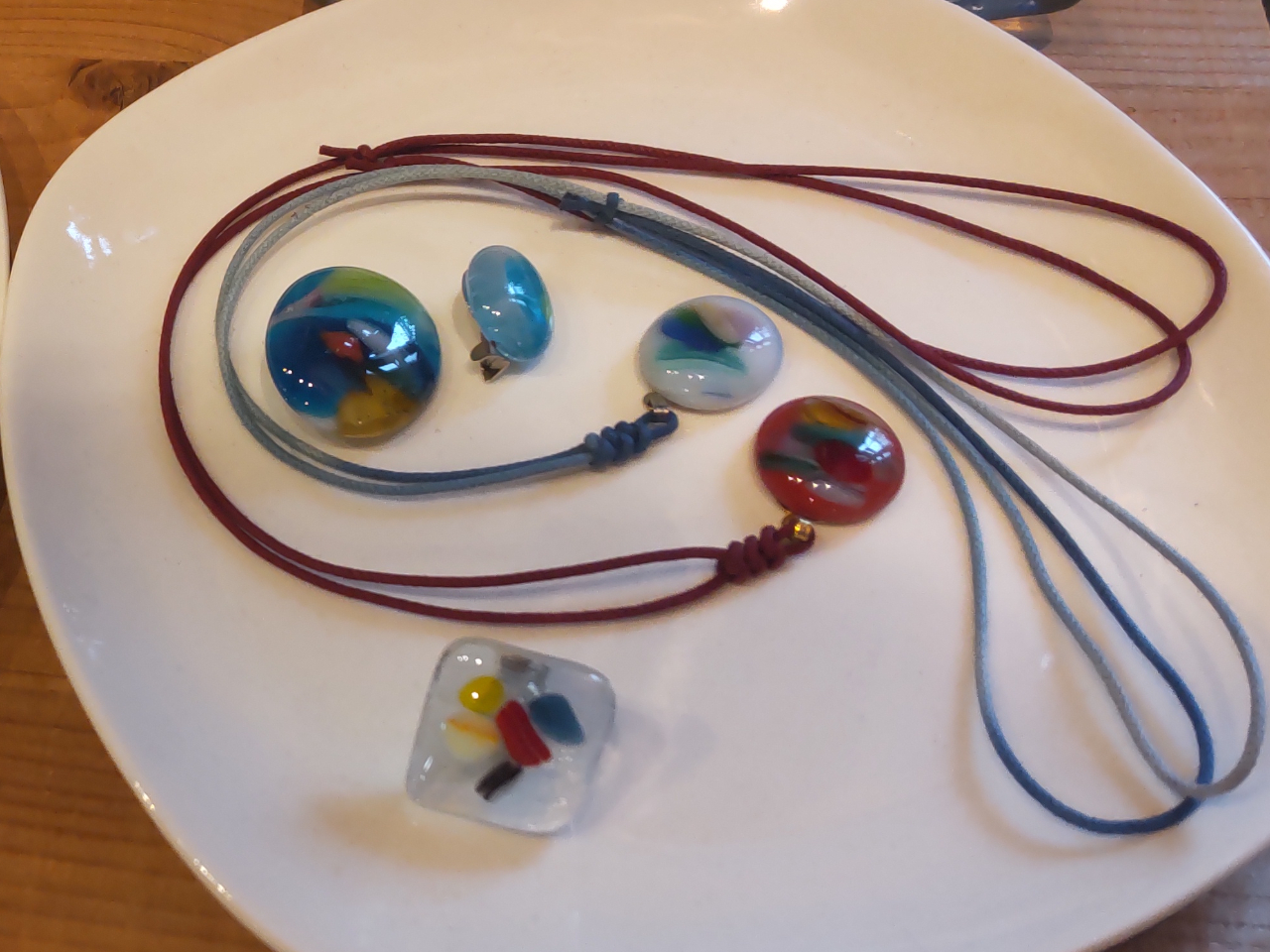 ガラスペンダント又はガラスブローチづくりが体験できます