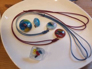 ガラスペンダント又はガラスブローチづくりが体験できます