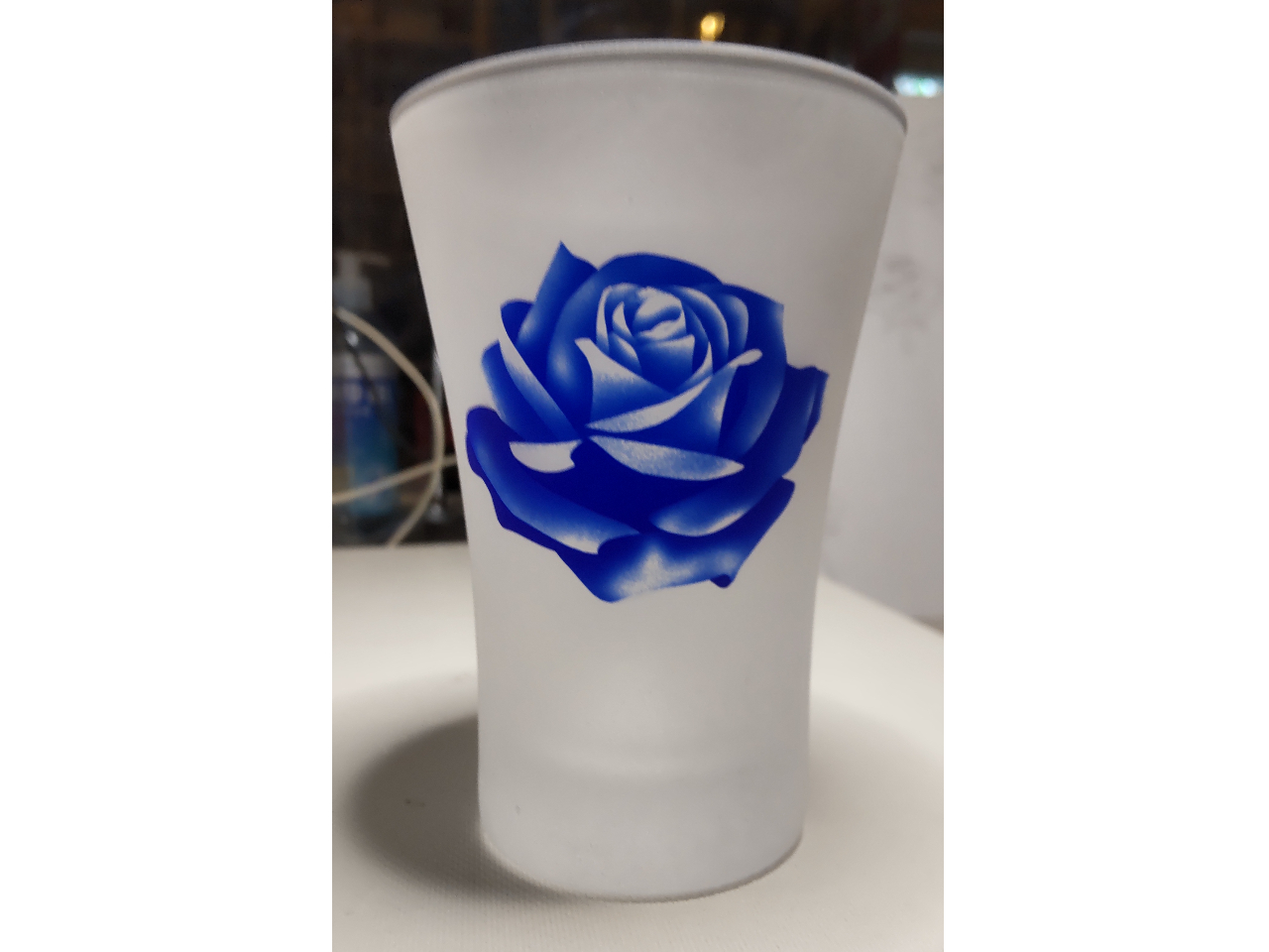 体験回数が進むと個別にこんな感じのバラのグラスを作ることも可能です