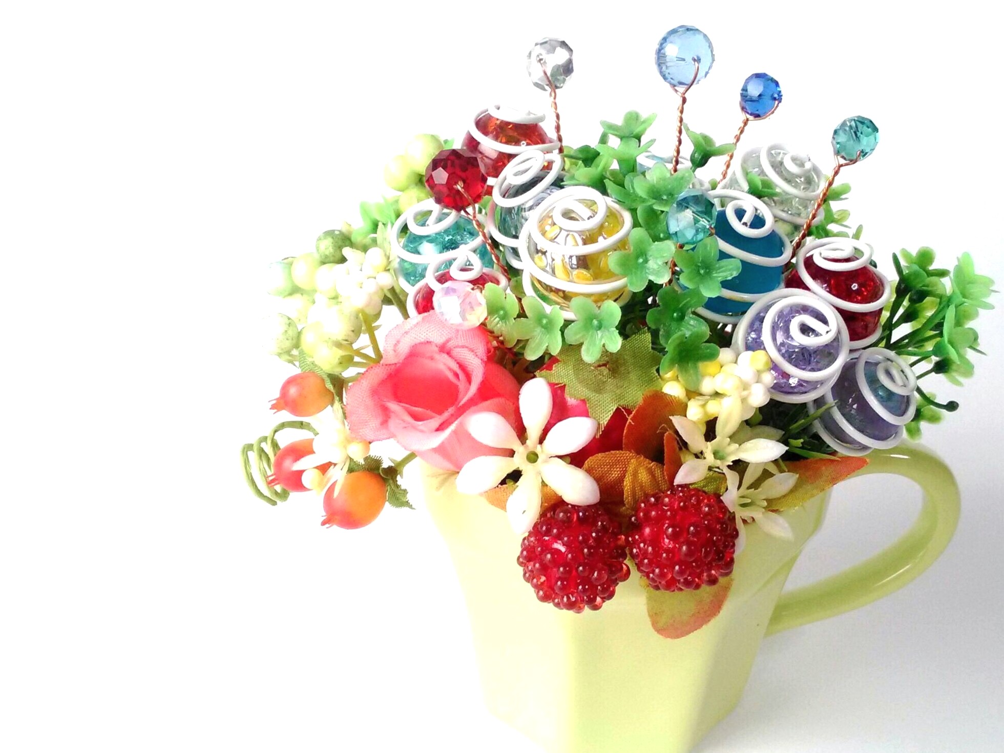 プレゼントにもおすすめ!ビー玉、ビーズ、造花は好きなものを選べる♪みなさんの好みで可愛いアレンジメントや個性的で素敵なアレンジメントが楽しめますよ。