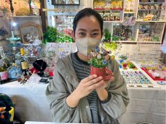 不器用ですが大丈夫ですか?と親子で参加してくれたAさんでしたが素敵なビー玉のお花のアレンジメントを完全し楽しんで下さいました。