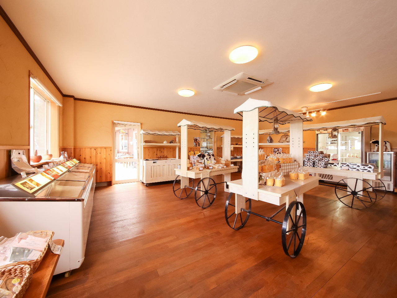乳製品や乳製品を使ったスイーツを販売☆地元のお茶など特産品も!