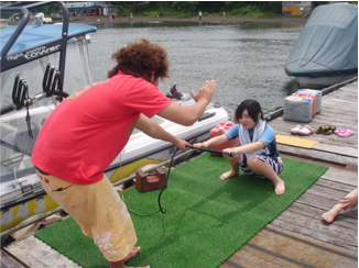 水上に出る前にインストラクターが丁寧に陸上講習を行いますのでどなたでも安心してご参加いただけます!