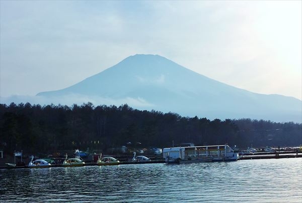 世界遺産に登録された富士山の姿を望みながら