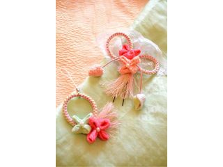 体験作品のチャーム ストラップやブローチ、髪飾りなど、お好みの金具につけてお持ち帰りいただきます。