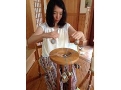 組ひもを組んでいるところです