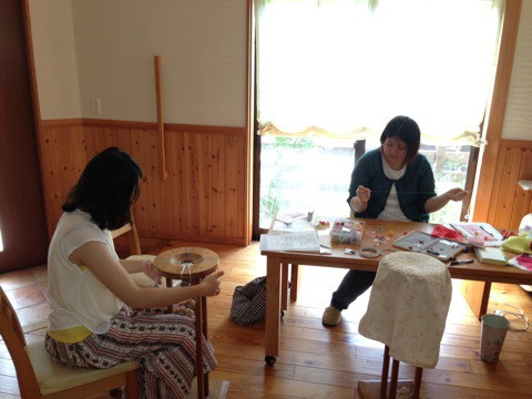 縮緬細工を作る方と、組ひもを組む方と同時進行で進めます。