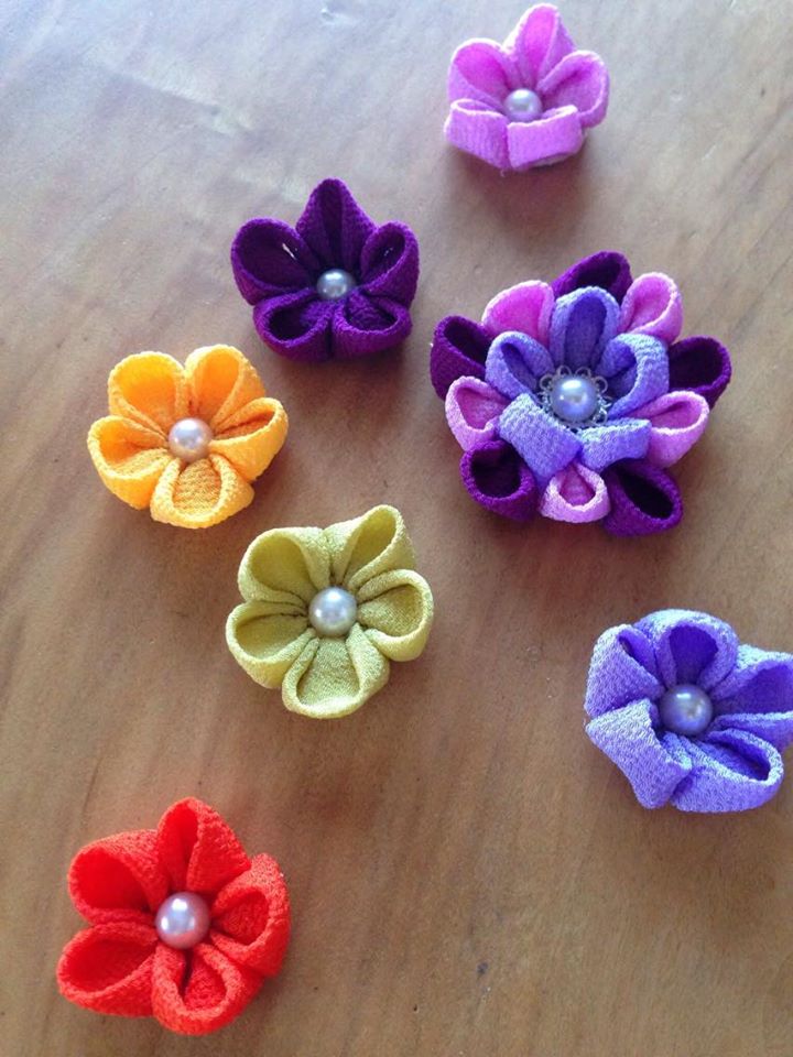 小さなつまみ細工のお写真です。これらを組み合わせてアクセサリーを作ることも出来ます。