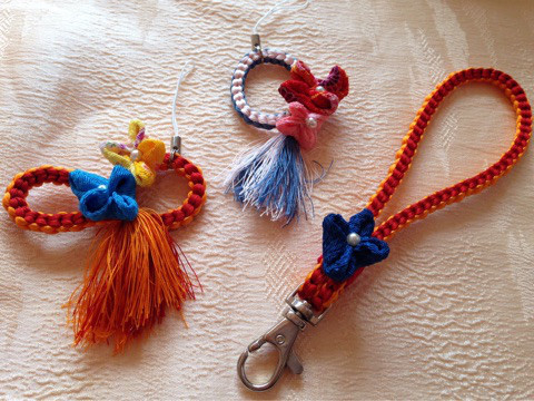 実際に体験されたお客様の作品です。※右側のストラップは追加料金となります。