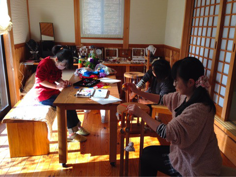 お客様が組ひも体験されているところです。