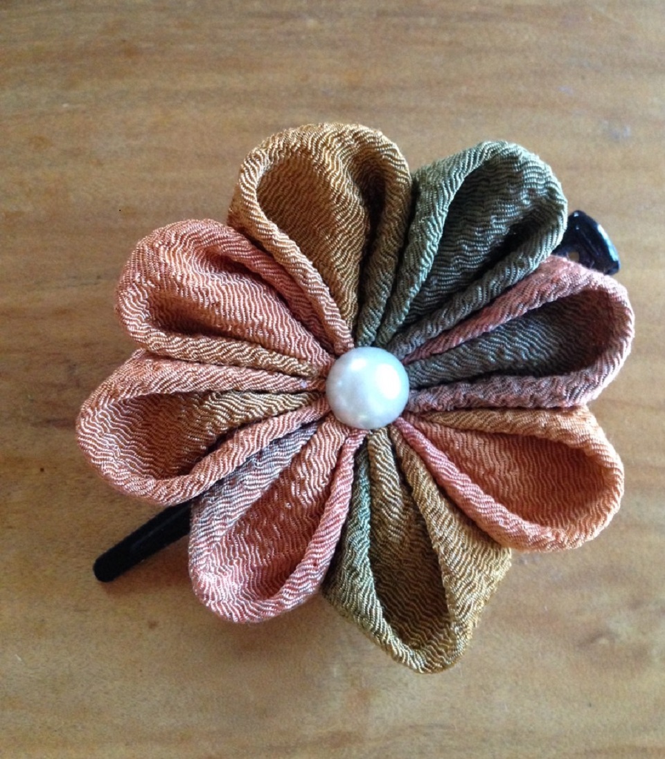 少し大きめのつまみで作った髪飾り