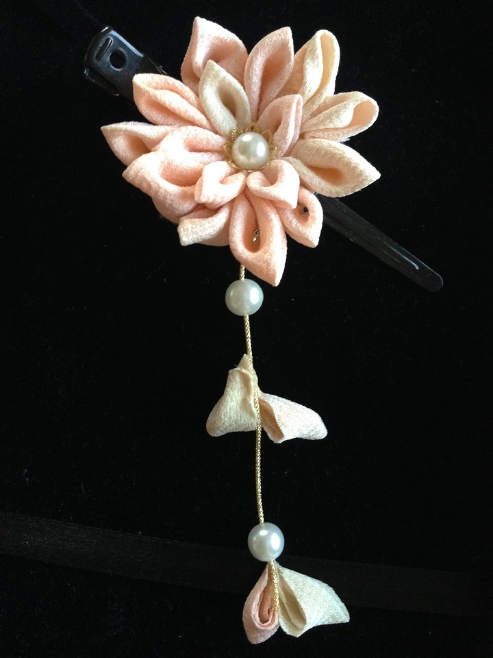 剣つまみというつまみ細工で、2回目以降の体験レッスンで作ります。