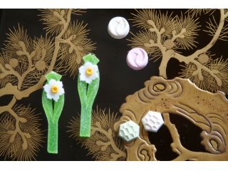 今日のお菓子は、季節に合わせて水仙。鶴と亀の打ち菓子におめでたい松の蒔絵のお盆を使いました。