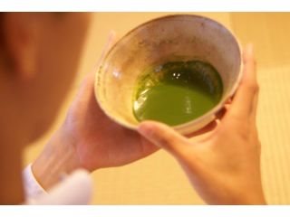 見た目ほどの苦味はなく、お茶本来の凝縮された深い味わいを楽しめる濃茶。