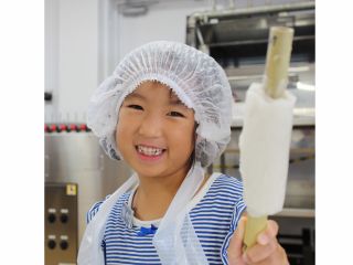 お子さまからご年配のお客様まで、みなさんが笑顔になれる。そんな手作り体験です。 もちろん出来立てのおいしさも格別!!