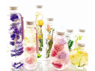 ハーバリウムは高純度のミネラルオイルにドライフラワーやプリザーブドフラワーをつめて作りますお好きなボトルとお花であなただけの世界を表現しましょう