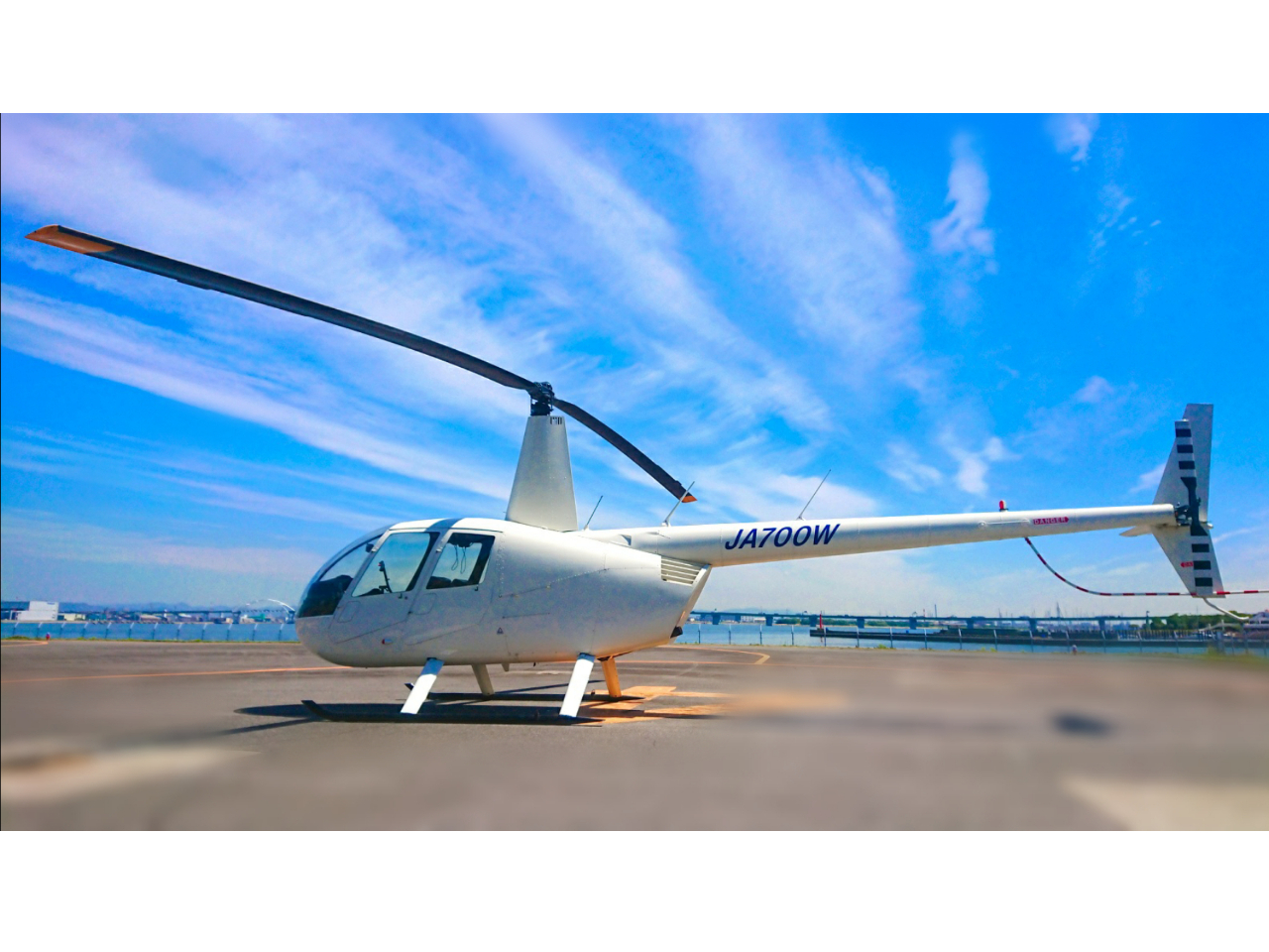 R44�w���R�v�^�[�ŏ��ցB�����L���߂����ߌi�F�����₷���@�̂ł��B