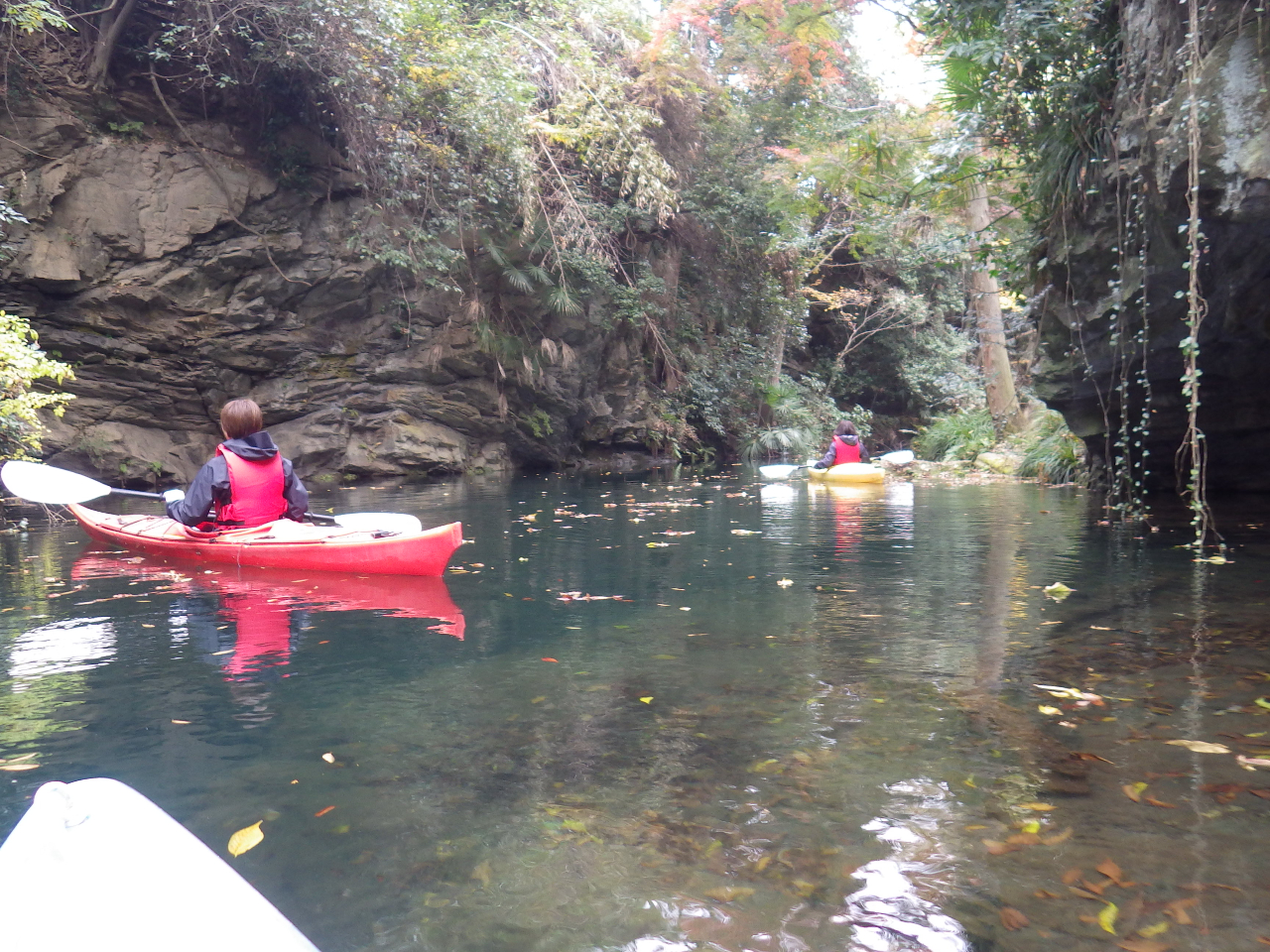 カヌーに慣れたら、より奥の狭い空間へGo! ピボットターンが必要です。