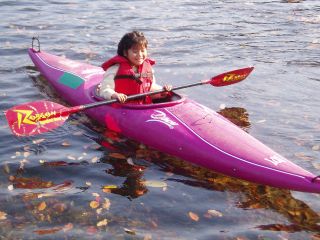 回転性能の高いリバーカヤックスポーツ艇(主にツーリング用)を使います。フリースタイル艇・スラローム艇(ポリエチレン製)ご希望の場合は要電話確認。画像はJr.艇。