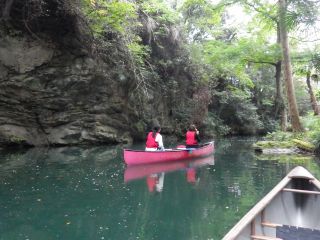 世界の銘艇、米オールドタウン社のカナディアンを、本格シングルブレードパドルで漕ぎ込みます。スマートな乗り降り・基本ストロークからレスキューまでトータルに修得