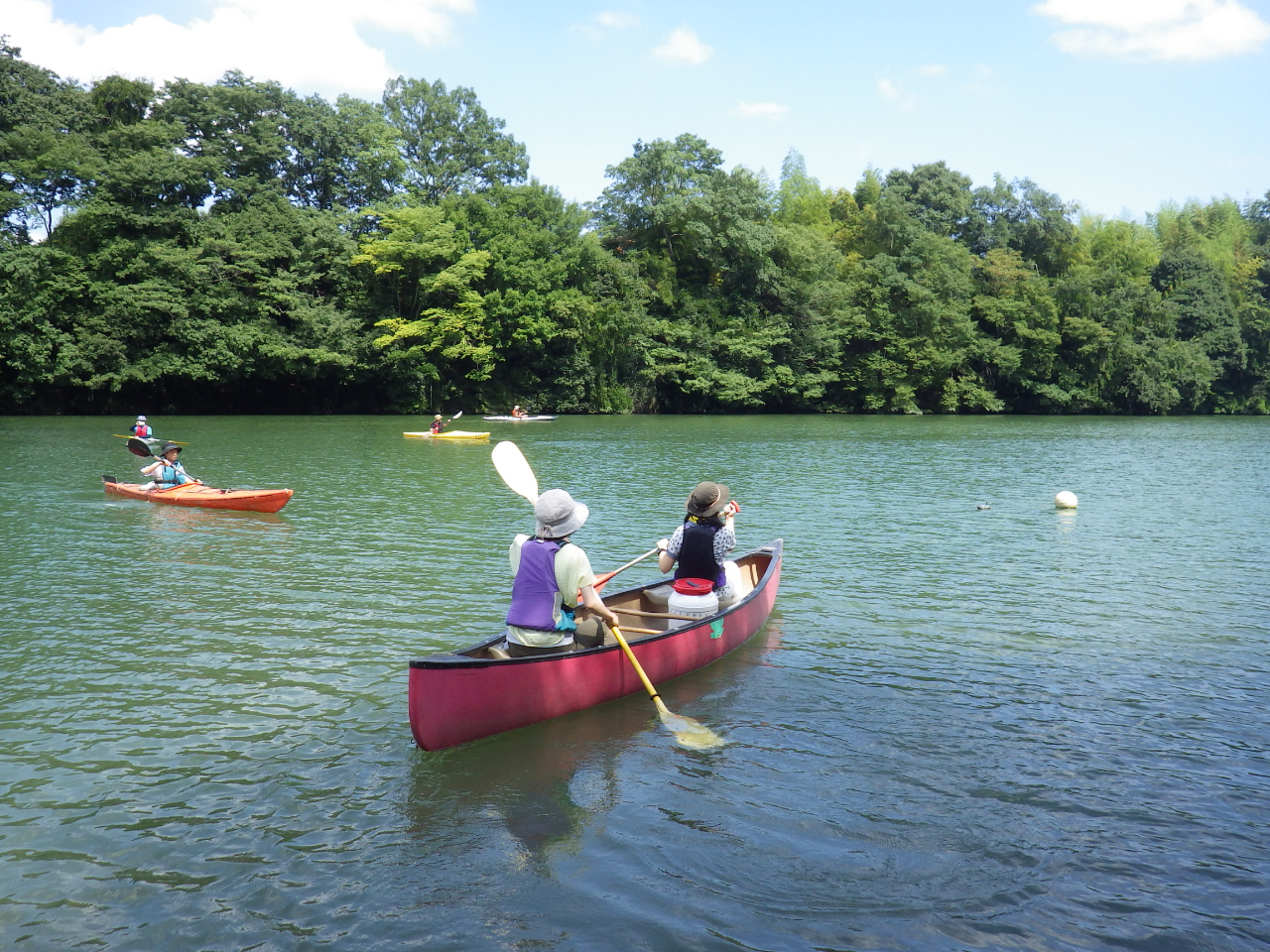 レッスンは、このような広い場所で行います。到着後すぐレッスン開始。時間を有効活用しますのでオンライン決済・ライフジャケット装着等機敏な行動にご協力下さい。