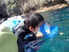 子供さんは浮き輪と箱メガネの貸出も可能!海に顔を付けられなくても、箱メガネと覗き窓付きの浮き輪で海中を見ることができます♪